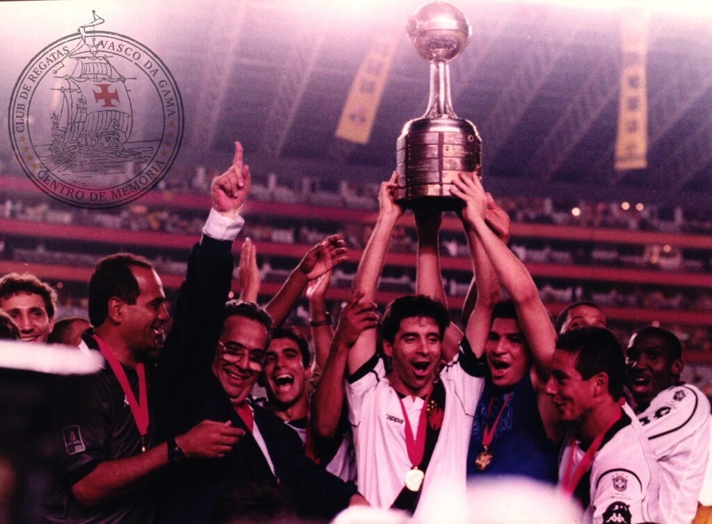 Mauro Galvão levantando a taça da libertadores 1998