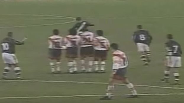 Imagem: Gol do Juninho contra o River Plate.